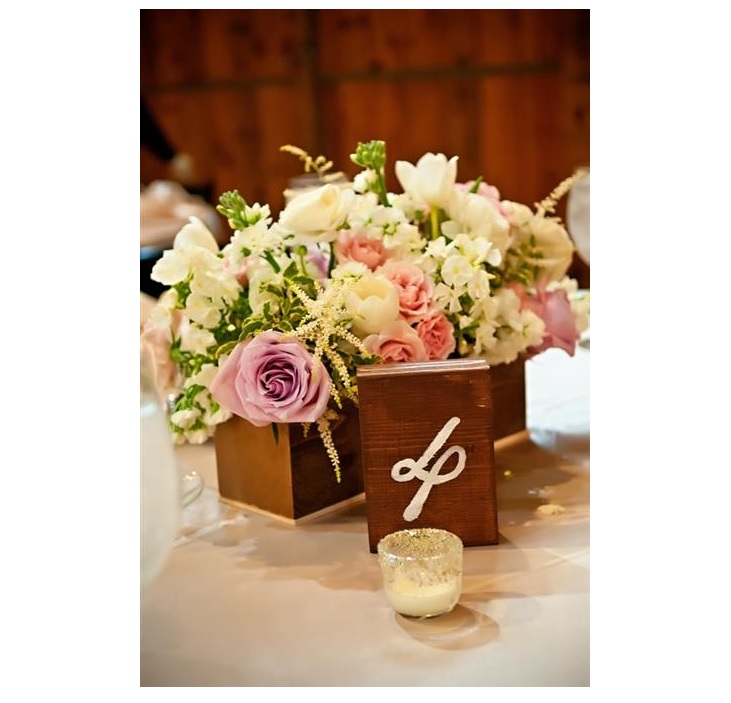 Floral centerpiece of white and pink flowers